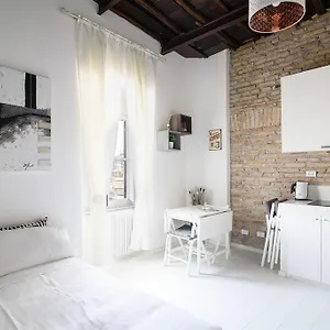 White Ostilia , Rome Italie